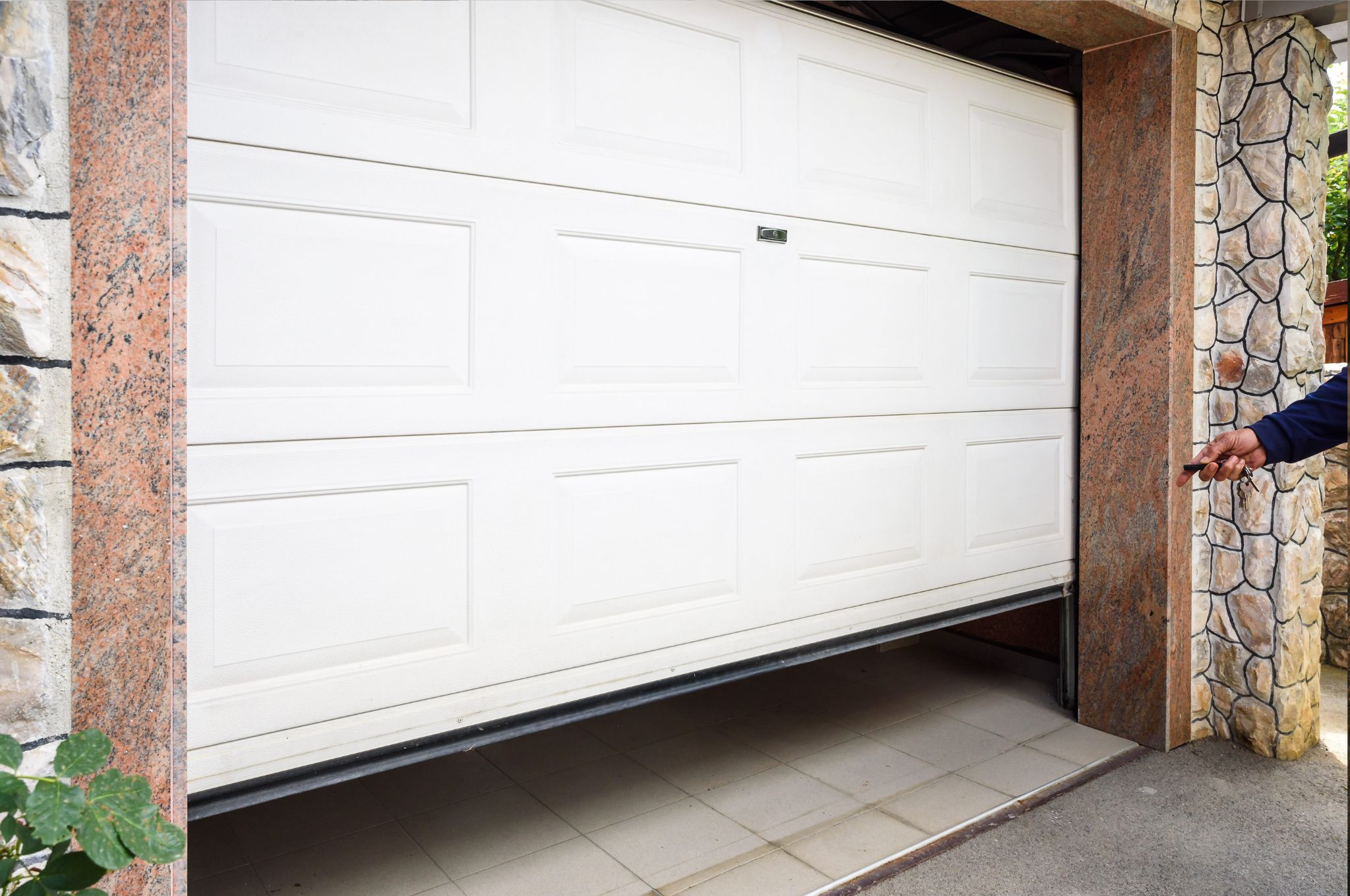 Garageport montering - bild på en monterad garageport i vit färg