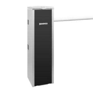 Ett rektangulärt automatiskt barriärgrindssystem med en svart frontpanel märkt "BENINCA", med en horisontell vit bomarm som sträcker sig ut från sidan.