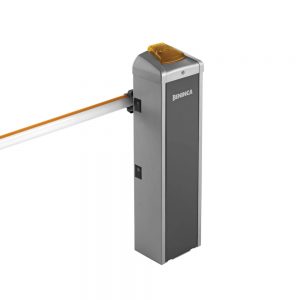 En grå automatisk bom med en gul varningslampa på toppen och varumärket "BENINCA" på framsidan. Den horisontella barriärarmen sträcker sig åt vänster.